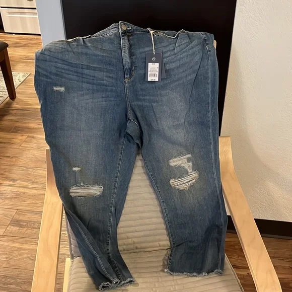 Woman’s medium washed distressed Jeans by universal Thread.  NWT size 20W - Picture 5 of 9